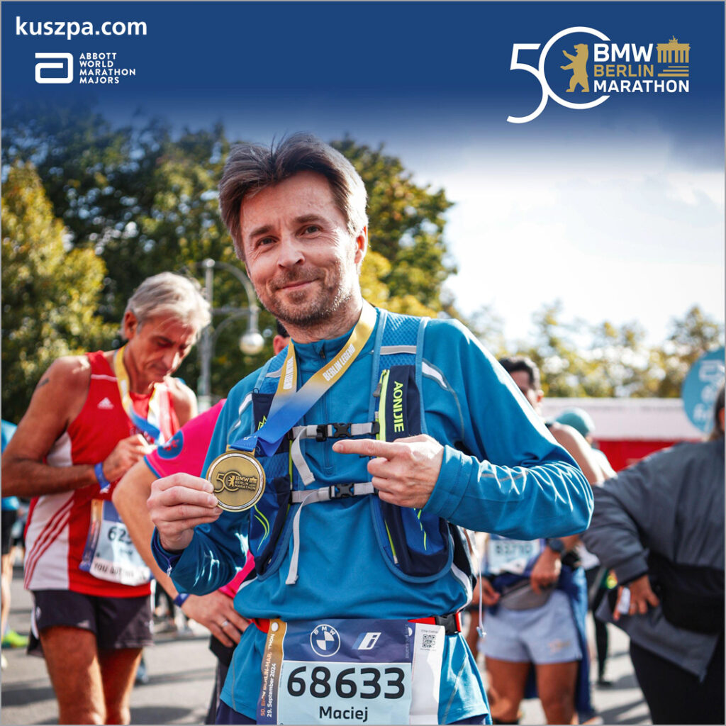 Foto im Ziel mit Medaille beim Marathon in Berlin