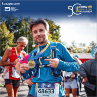 Foto im Ziel mit Medaille beim Marathon in Berlin