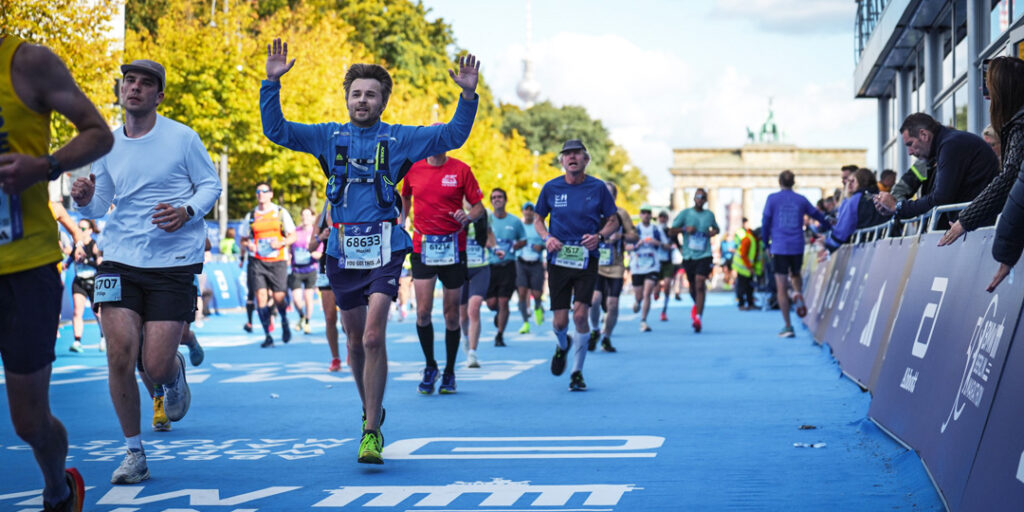 Läufer im Zieleinlauf beim Berliner Marathon