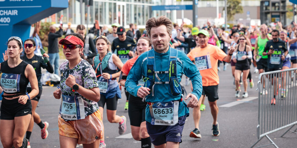 Läufer und Zuschauer beim Berliner Marathon