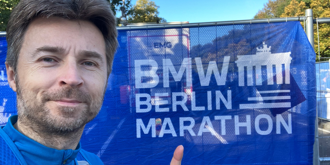 Beim Logo vom BMW Marathon Berlin im Startblock