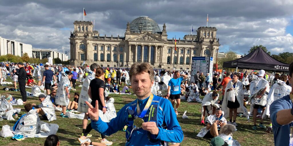 Erschöpfte Marathonläufer vor dem Deutschen Bundestag